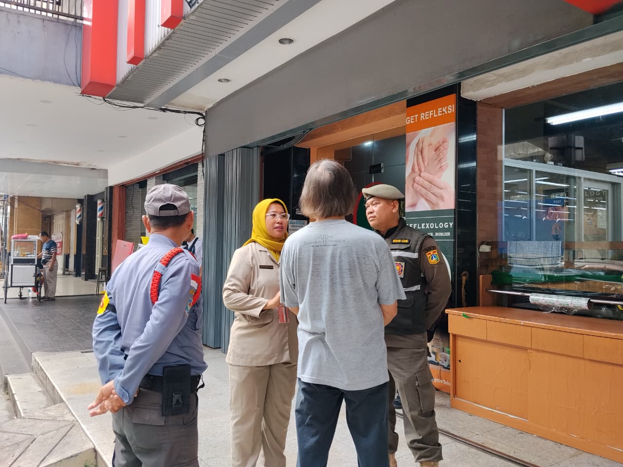Tindak Lanjut Pengaduan Masyarakat, Kelurahan Kelapa Gading Timur Tertibkan PKL di Akses Pedestrian Jalan Boulevard Raya RW 02 5