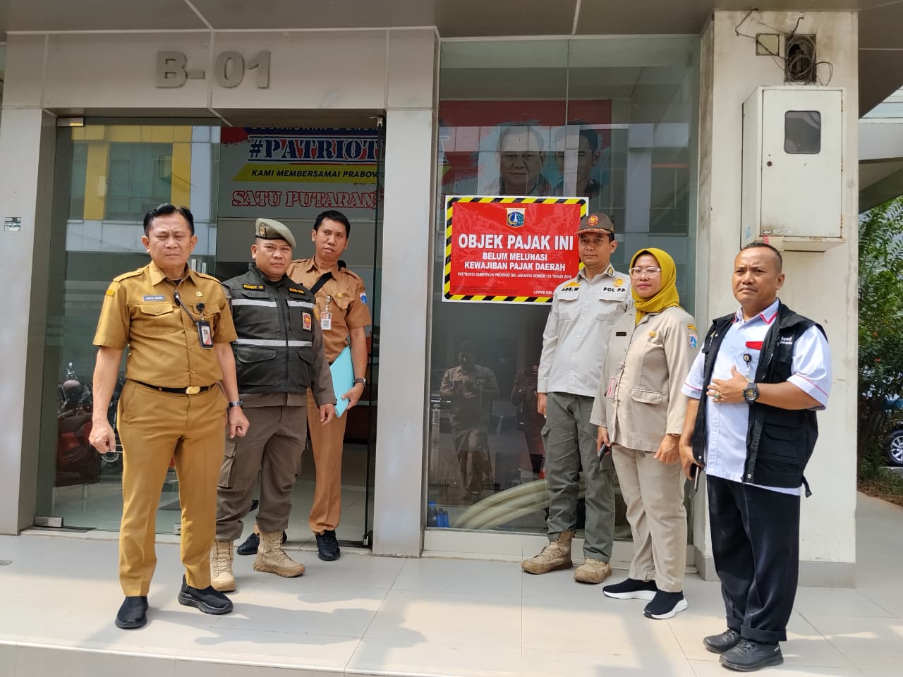 Kelurahan Kelapa Gading Timur Dampingi UPPPD Lakukan Penempelan Stiker Objek Pajak di Ruko RW 01 3