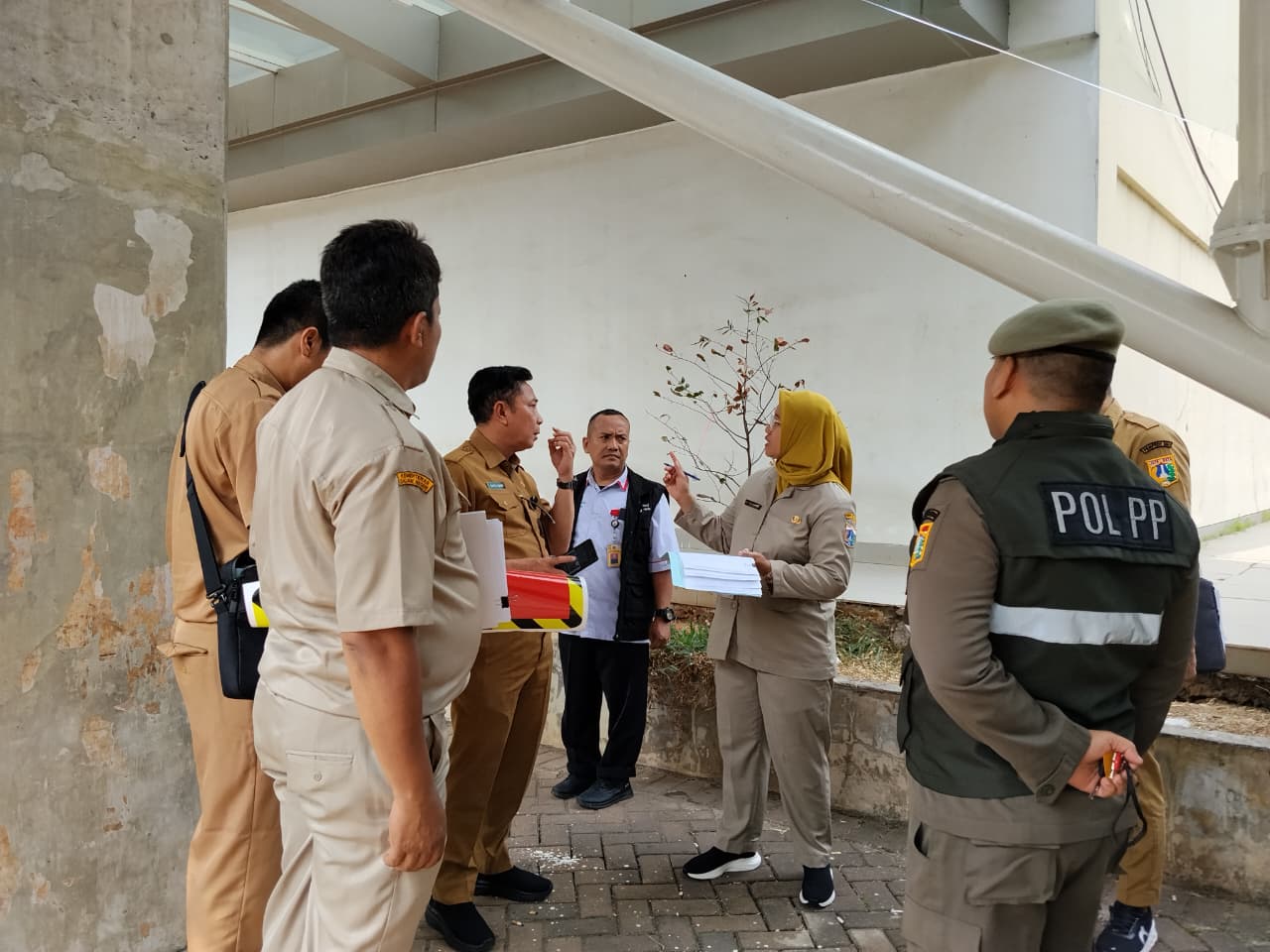 Kelurahan Kelapa Gading Timur Dampingi UPPPD Lakukan Penempelan Stiker Objek Pajak di Ruko RW 01 1