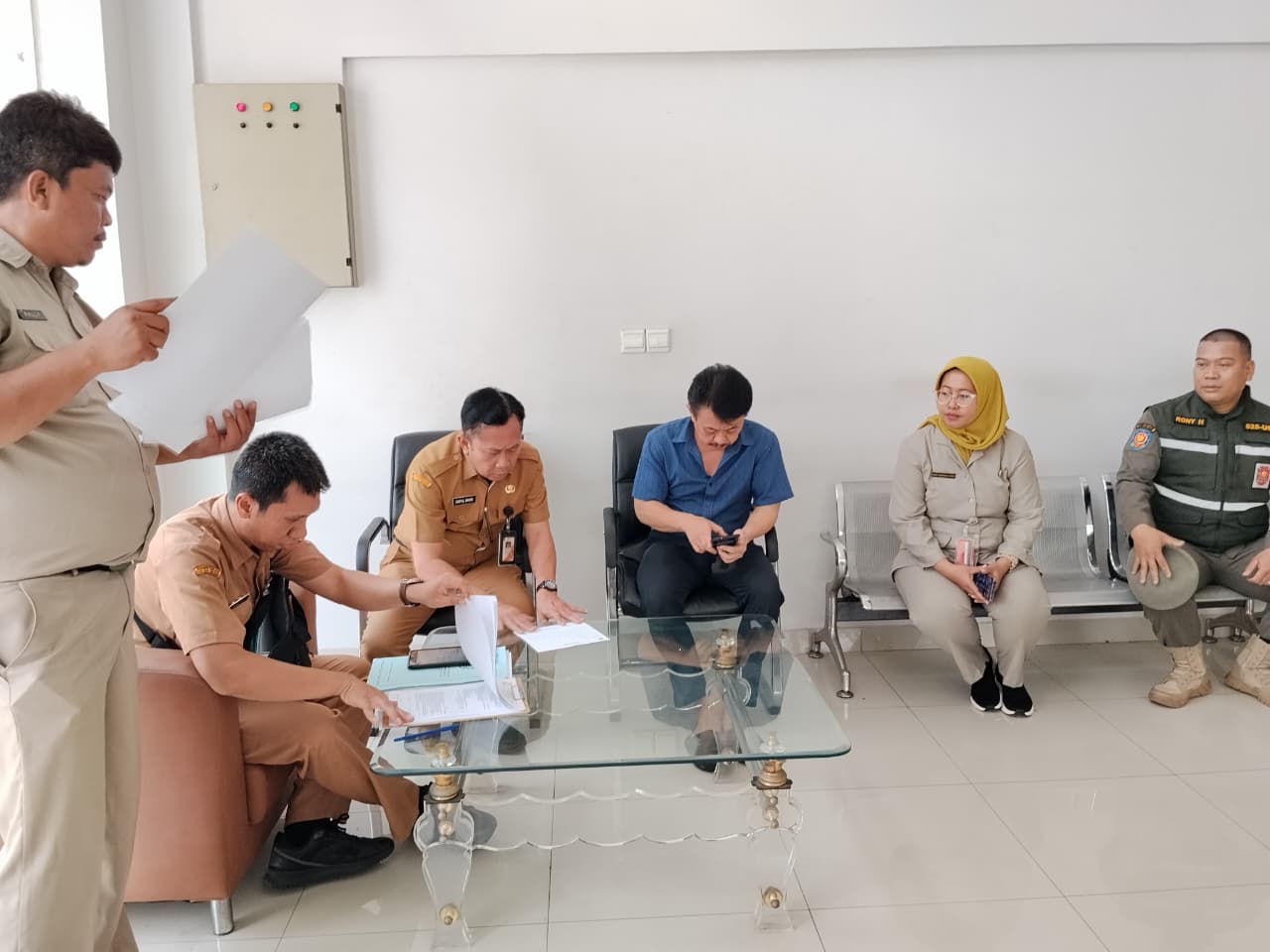 Kelurahan Kelapa Gading Timur Dampingi UPPPD Lakukan Penempelan Stiker Objek Pajak di Ruko RW 01 2