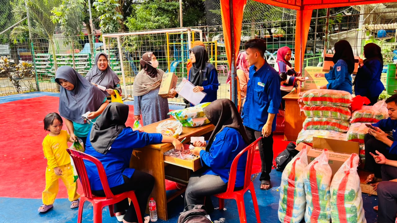 Kasi Kesra Kelurahan Pademangan Barat Monitoring Pendistribusian Pangan Murah Bersubsidi di RPTRA Budi Mulia 1