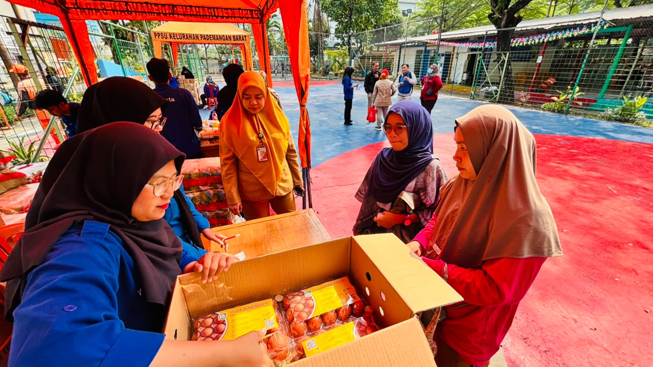 Kasi Kesra Kelurahan Pademangan Barat Monitoring Pendistribusian Pangan Murah Bersubsidi di RPTRA Budi Mulia 2