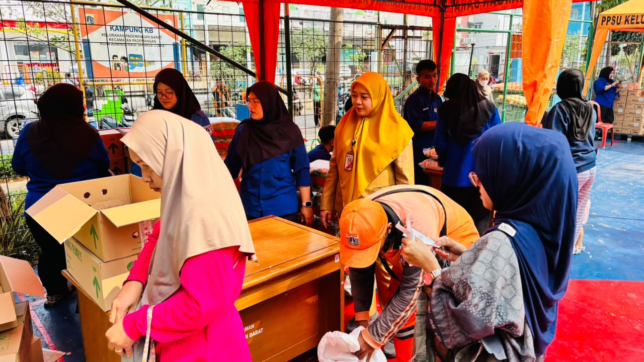 Kasi Kesra Kelurahan Pademangan Barat Monitoring Pendistribusian Pangan Murah Bersubsidi di RPTRA Budi Mulia 3