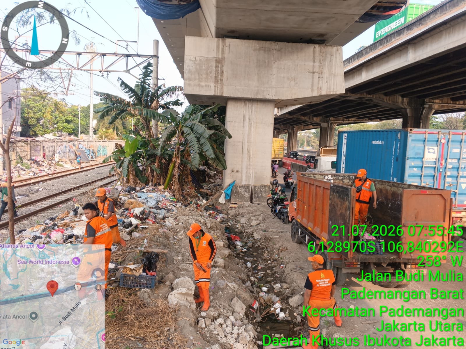 Kasi Ekbang Kelurahan Pademangan Barat Monitoring Tindak Lanjut CRM Sampah di Jalan Martadinata 1