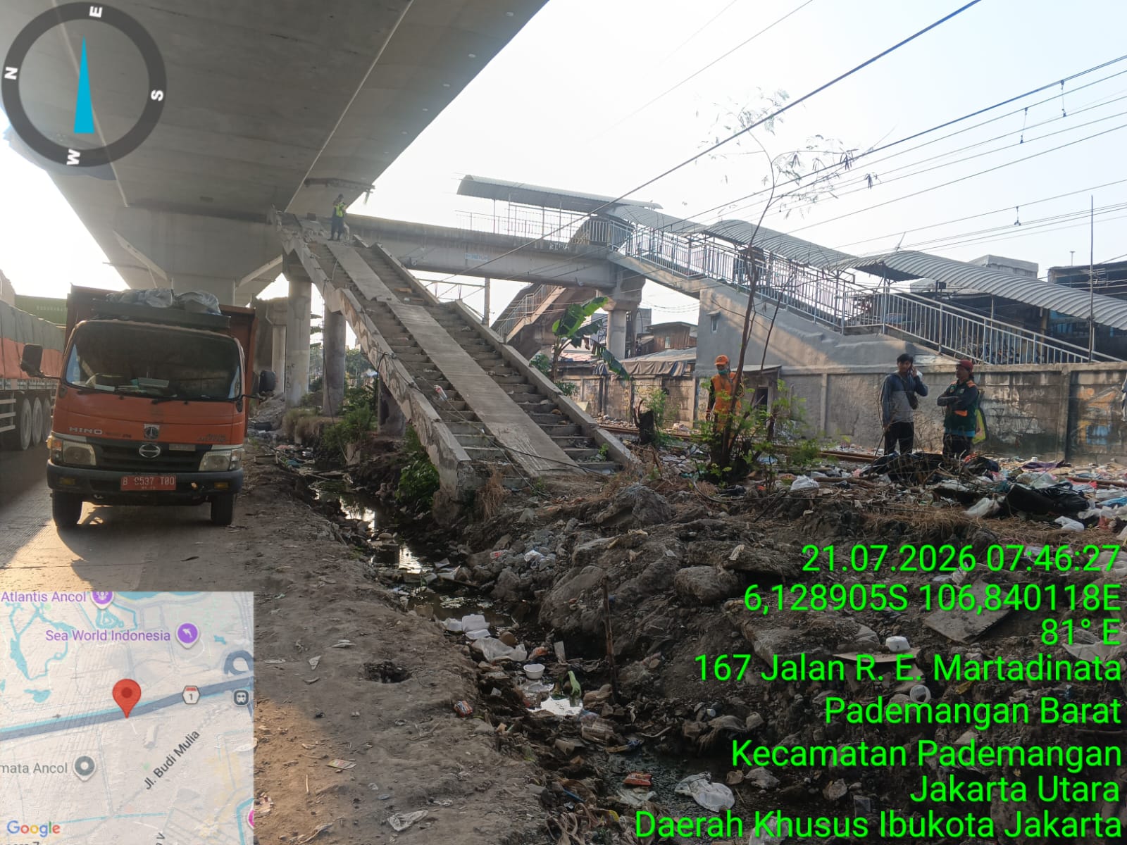 Kasi Ekbang Kelurahan Pademangan Barat Monitoring Tindak Lanjut CRM Sampah di Jalan Martadinata 2