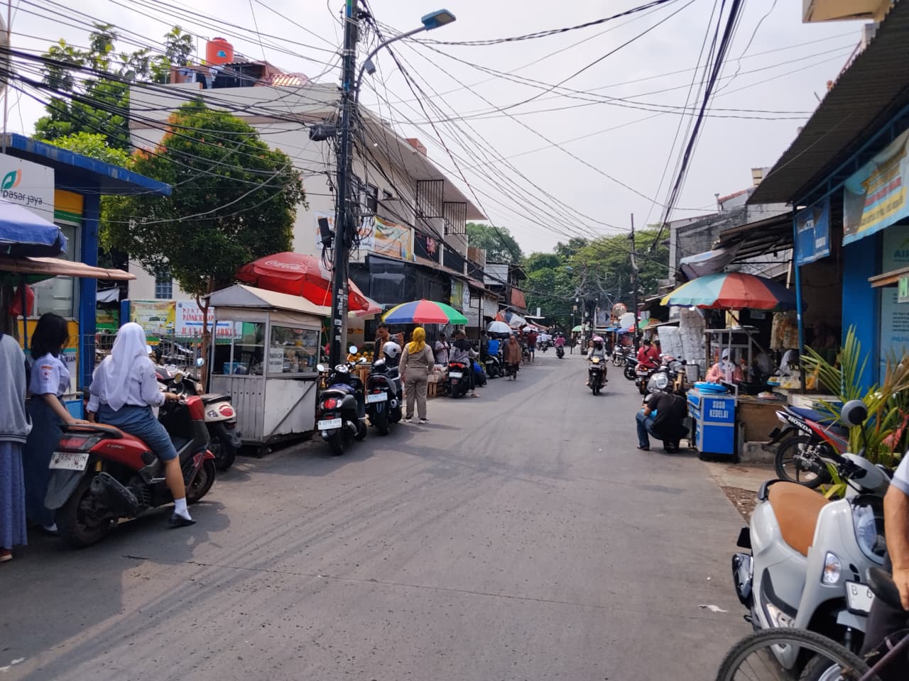 Sekretaris Kelurahan dan Kasi Pemerintahan Laksanakan Monitoring Pasar Jaya di Wilayah Kelapa Gading Timur 3