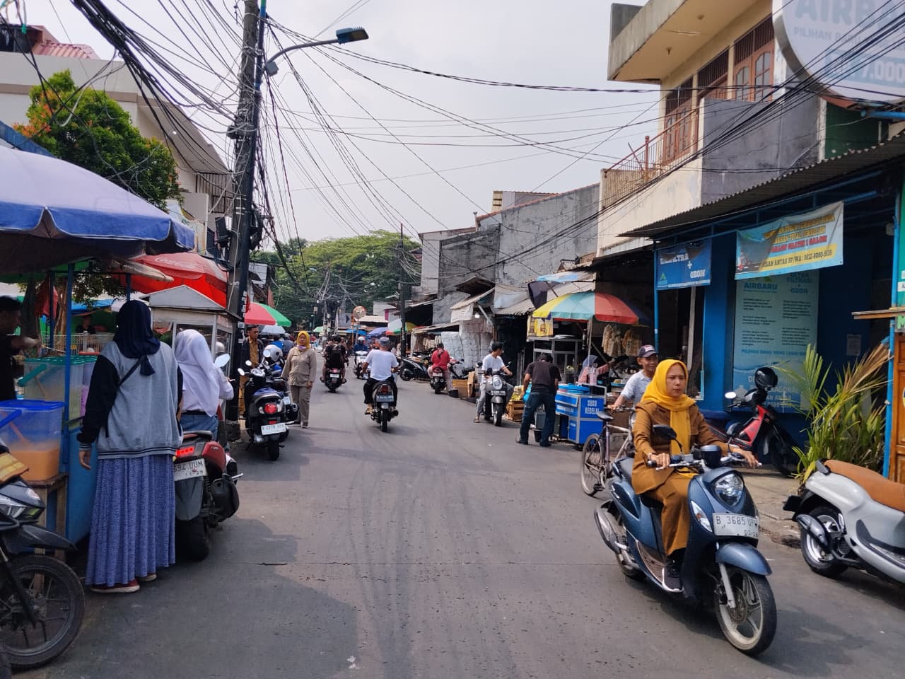 Sekretaris Kelurahan dan Kasi Pemerintahan Laksanakan Monitoring Pasar Jaya di Wilayah Kelapa Gading Timur 2
