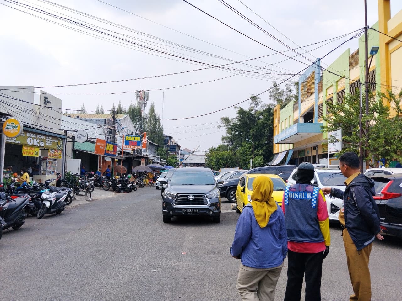 Sekretaris Kelurahan dan Kasi Pemerintahan Laksanakan Monitoring Pasar Jaya di Wilayah Kelapa Gading Timur 6