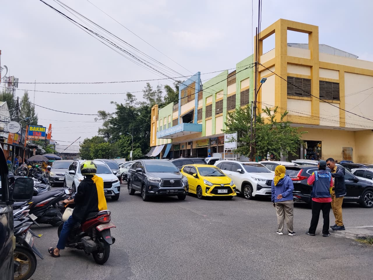 Sekretaris Kelurahan dan Kasi Pemerintahan Laksanakan Monitoring Pasar Jaya di Wilayah Kelapa Gading Timur 5