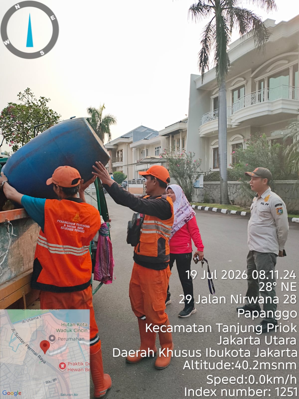 Kerja Bakti di RW 013, Wujud Kolaborasi Masyarakat dan Pemerintah Menjaga Kebersihan Lingkungan 3