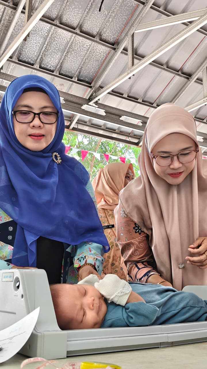 Ketua TP PKK Kecamatan Monitoring PAUD Flamboyan dan Posyandu Balita serta Lansia di RW 05 2