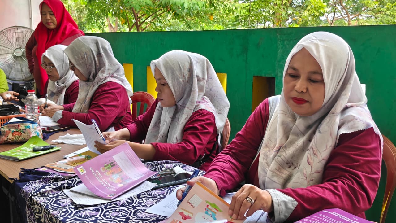 Ketua TP PKK Kecamatan Monitoring PAUD Flamboyan dan Posyandu Balita serta Lansia di RW 05 6