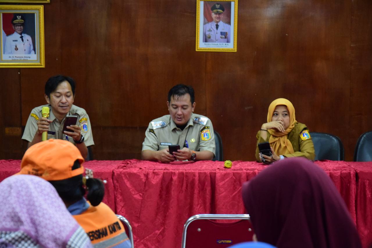 Lurah Pejagalan Berikan Pengarahan kepada Petugas PPSU Tingkatkan Disiplin dan Kinerja 1