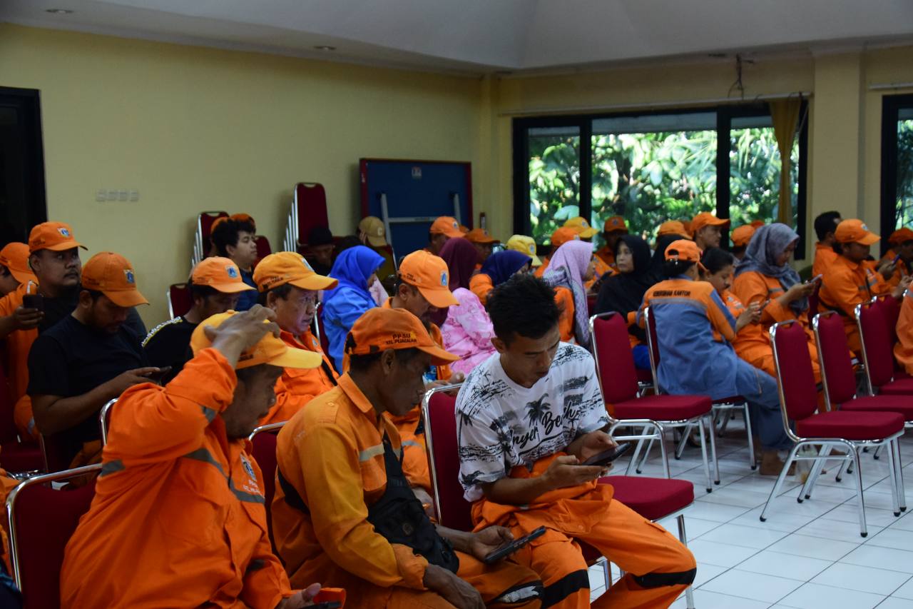 Lurah Pejagalan Berikan Pengarahan kepada Petugas PPSU Tingkatkan Disiplin dan Kinerja 2
