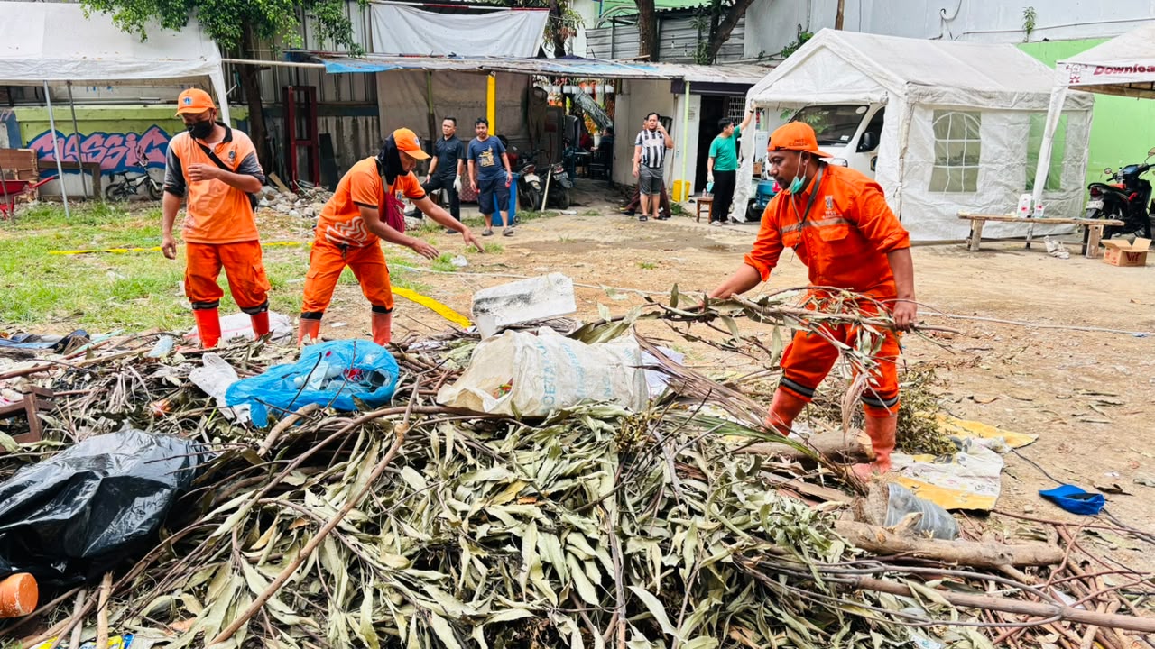 PPSU Kelurahan Pademangan Barat Melakukan Aksi Giat Kerja Bakti Bersihkan Lahan di Samping RSUD Pademangan, Wujudkan Lingkungan Bersih dan Sehat 1