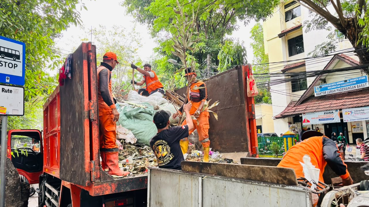 PPSU Kelurahan Pademangan Barat Melakukan Aksi Giat Kerja Bakti Bersihkan Lahan di Samping RSUD Pademangan, Wujudkan Lingkungan Bersih dan Sehat 3