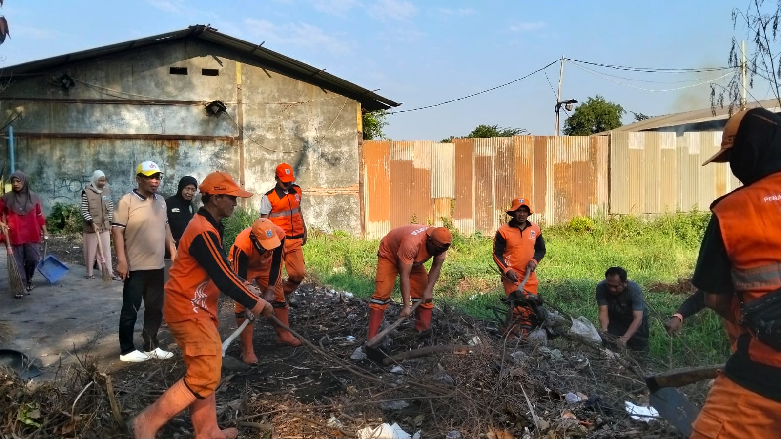 Semangat Gotong Royong Warga RT 12 RW 01 Kamal Muara Perkuat Kepedulian terhadap Kebersihan Lingkungan 3