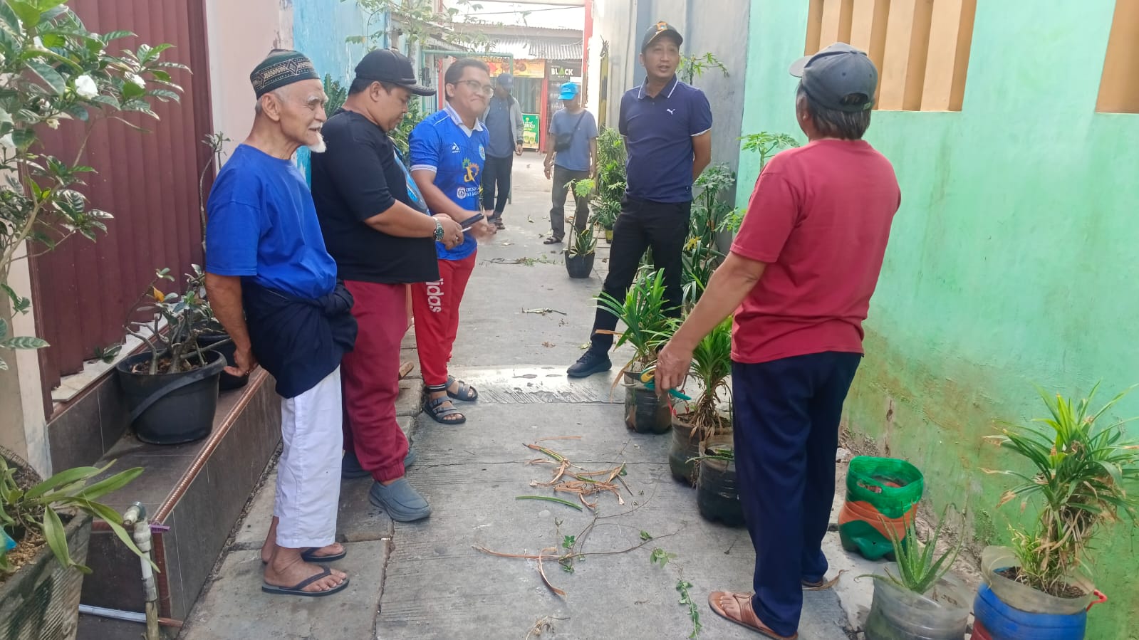 Kerja Bakti di RW 002, Kelurahan Papanggo Perkuat Sinergi Warga Wujudkan Lingkungan Bersih dan Sehat 2