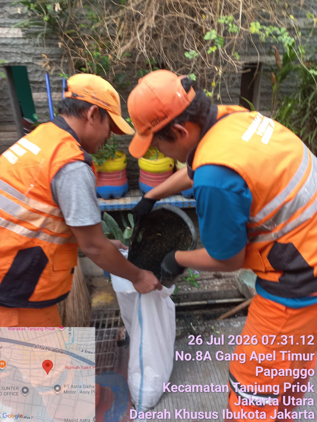 Kerja Bakti di RW 002, Kelurahan Papanggo Perkuat Sinergi Warga Wujudkan Lingkungan Bersih dan Sehat 6