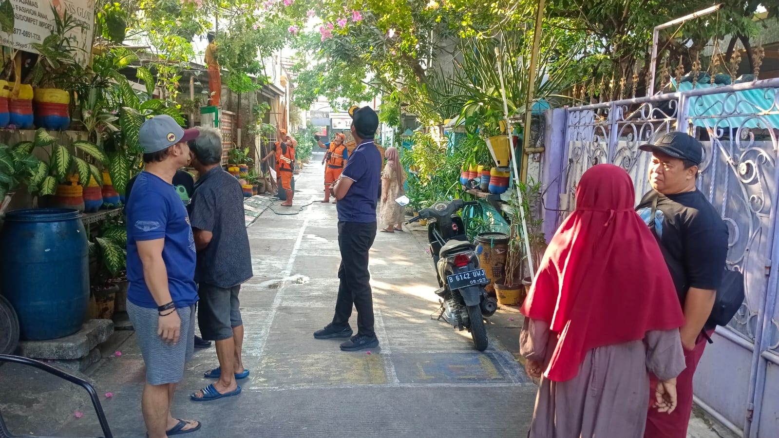 Kerja Bakti di RW 002, Kelurahan Papanggo Perkuat Sinergi Warga Wujudkan Lingkungan Bersih dan Sehat 3