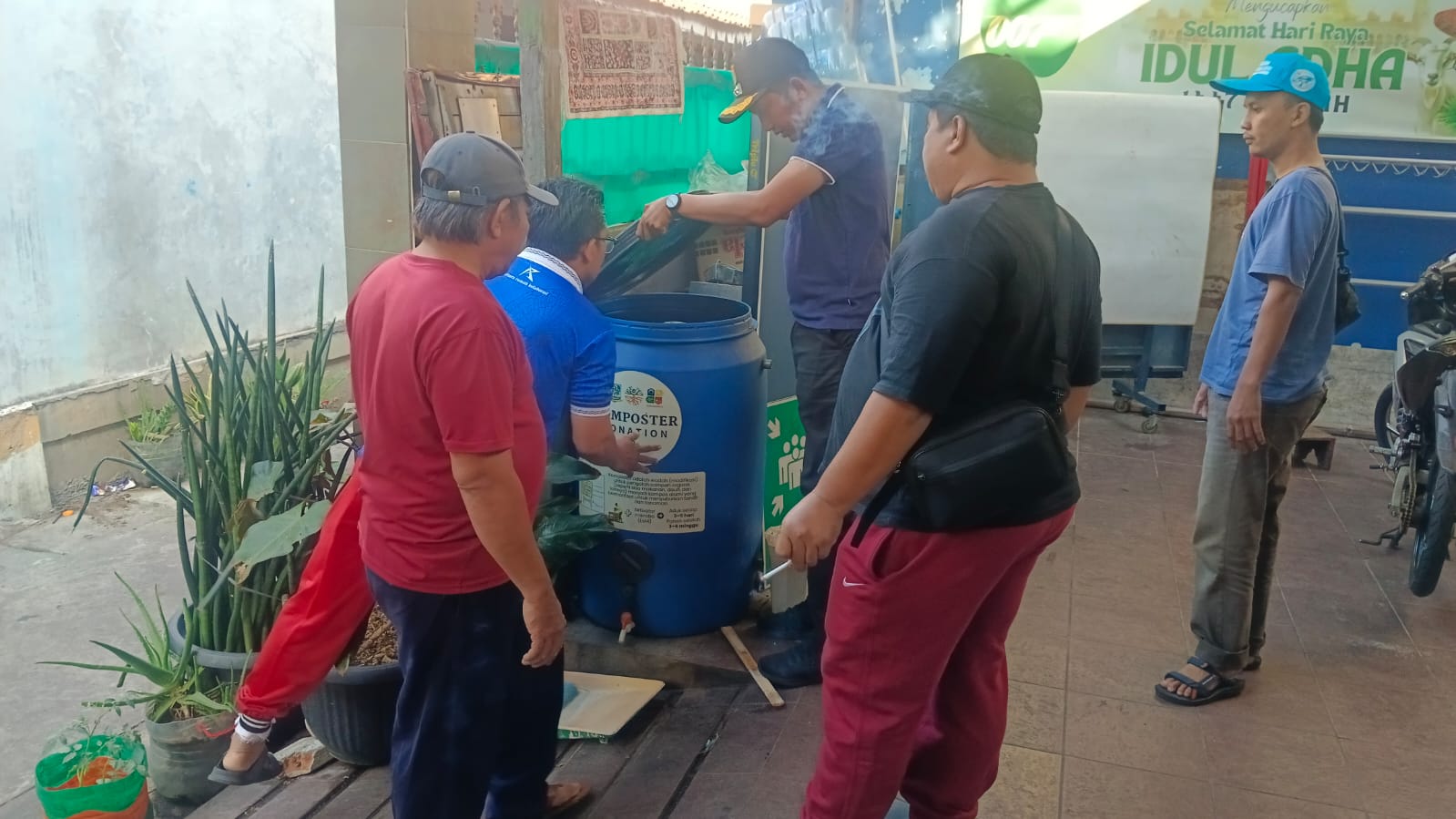 Kerja Bakti di RW 002, Kelurahan Papanggo Perkuat Sinergi Warga Wujudkan Lingkungan Bersih dan Sehat 4