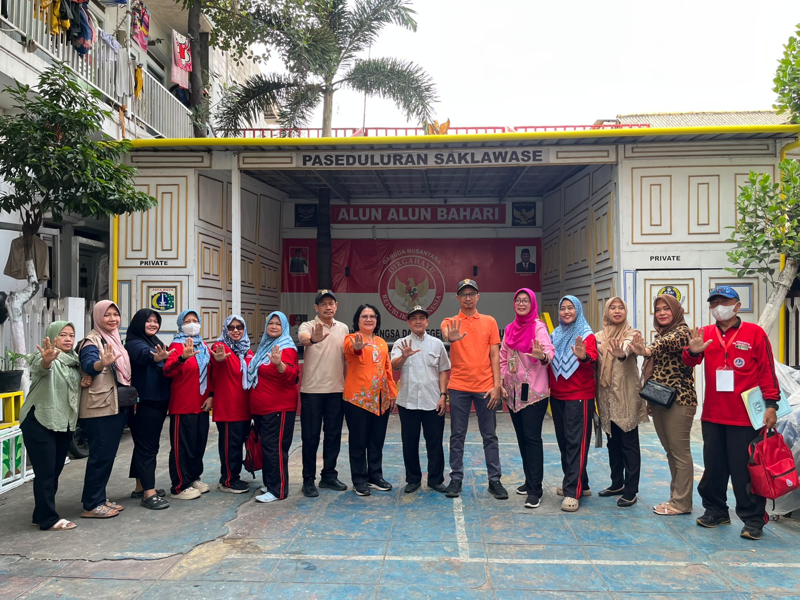 Monitoring Gerakan Pemilahan Sampah dan Pemasangan Stiker Rumah Pilah Sampah di RW.03 dan RW.09 Kelurahan Tanjung Priok 1