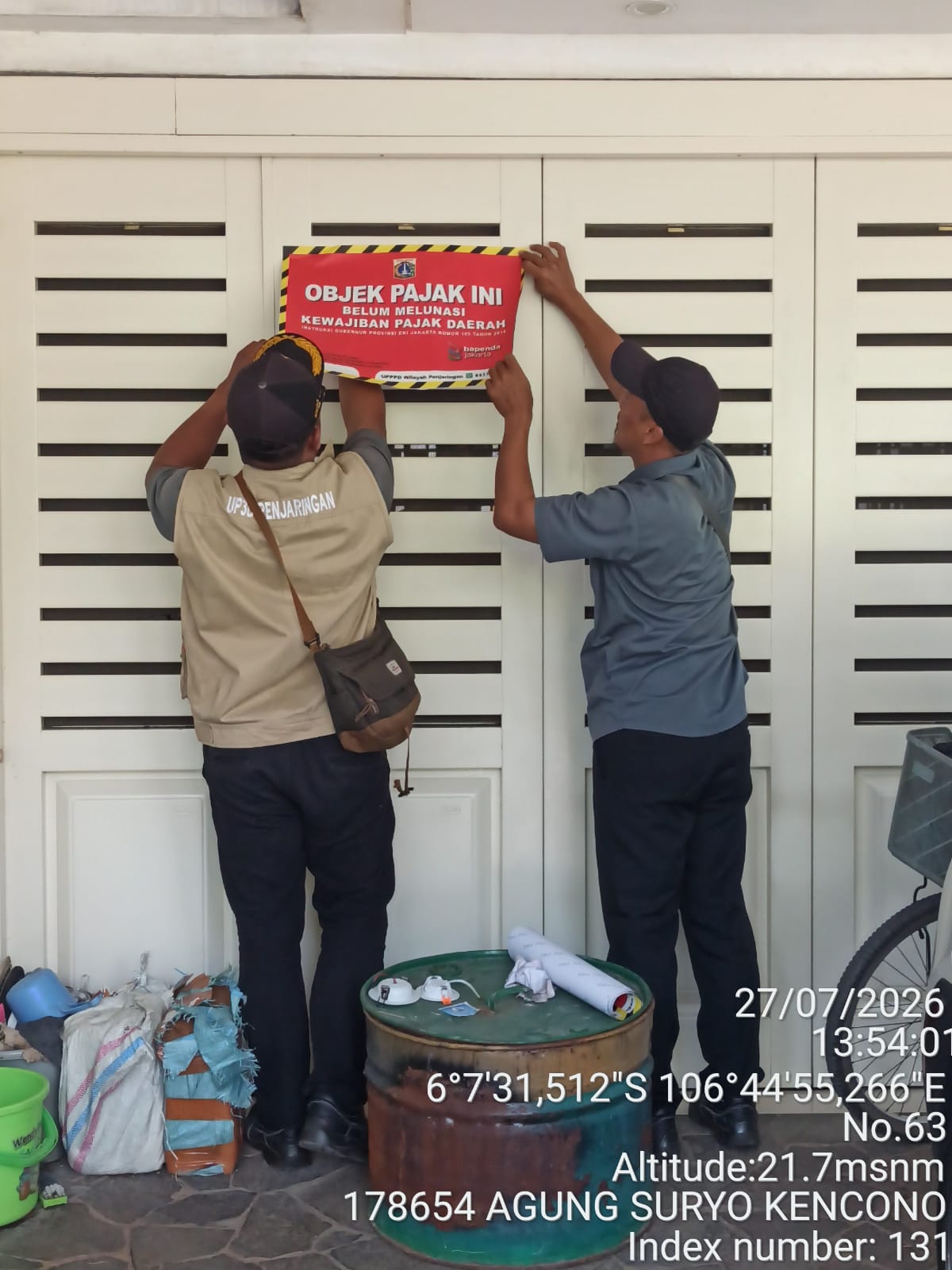 Perkuat Kepatuhan Pajak Daerah, UPPRD Penjaringan Bersama Kelurahan Kamal Muara Lakukan Pemasangan Stiker PBB-P2 3
