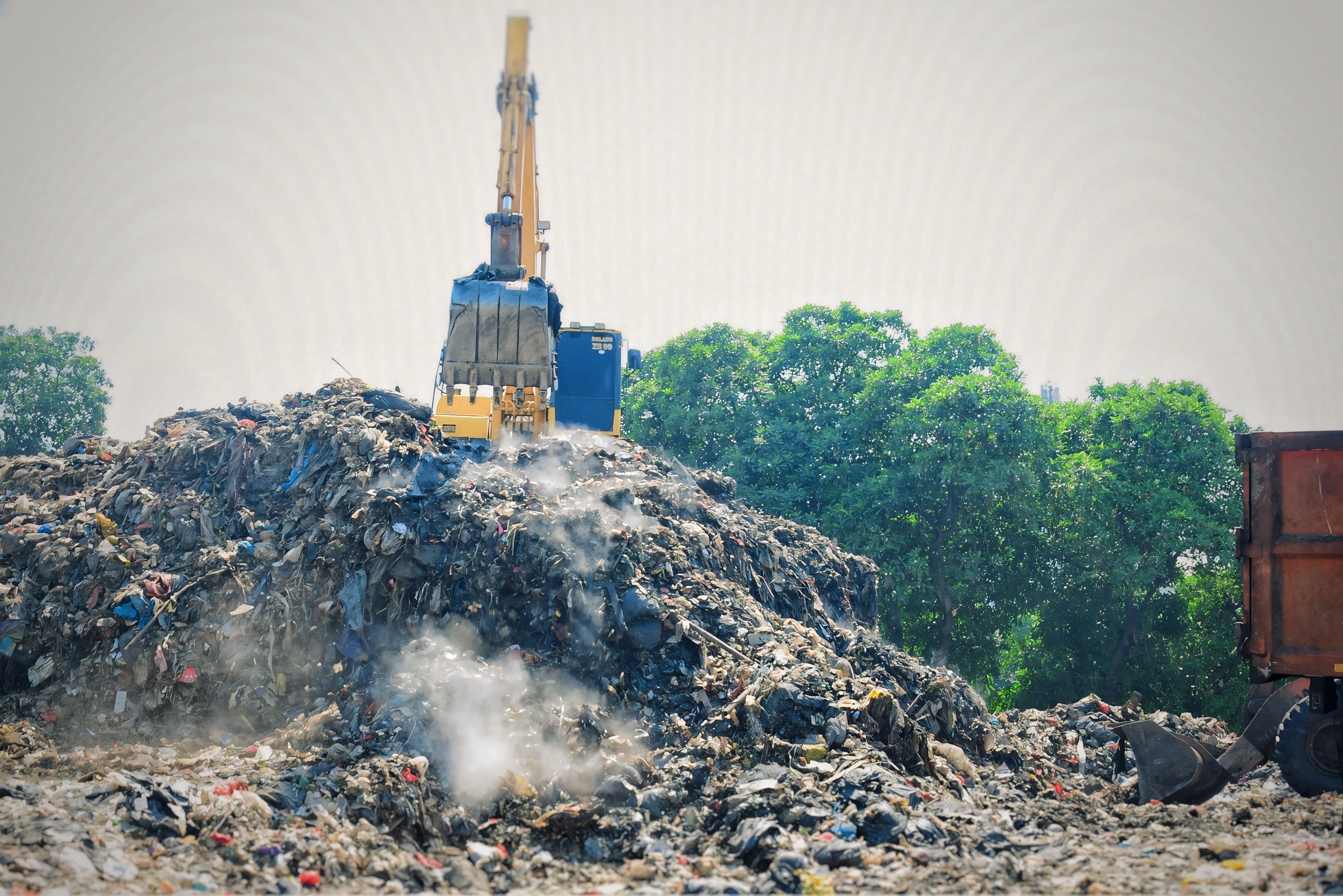 Penanganan Sampah Terus Berlanjut, Kelurahan Pejagalan Dampingi Pengangkutan Sampah di Jalan Kepanduan II 2