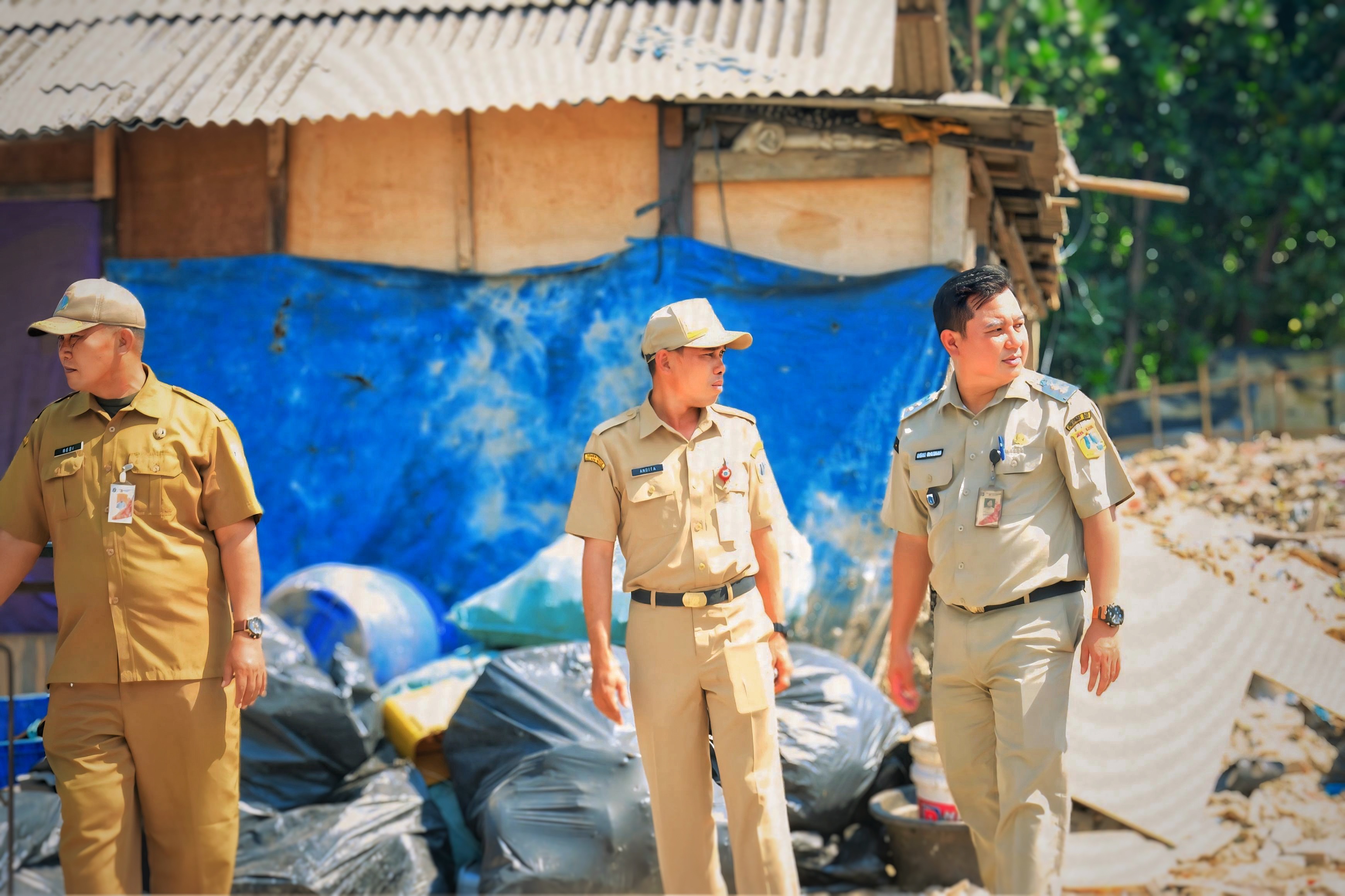 Penanganan Sampah Terus Berlanjut, Kelurahan Pejagalan Dampingi Pengangkutan Sampah di Jalan Kepanduan II 3