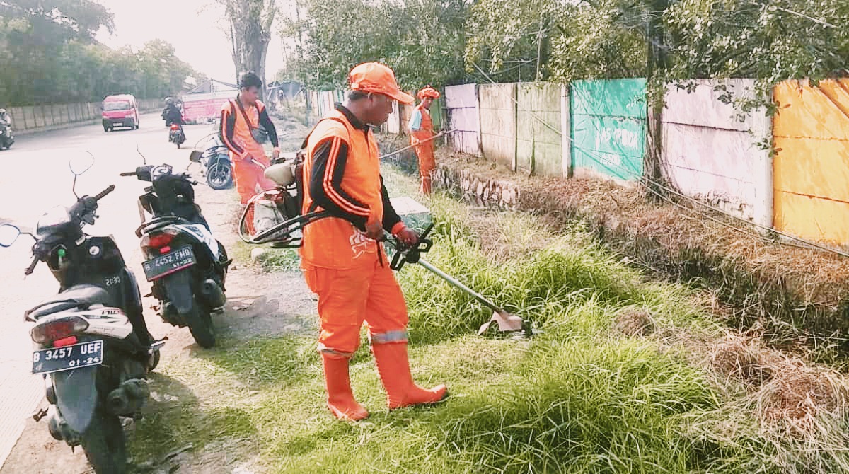 Tim PPSU Kelurahan Semper Barat Bersihkan Rumput Liar dan Saluran Air