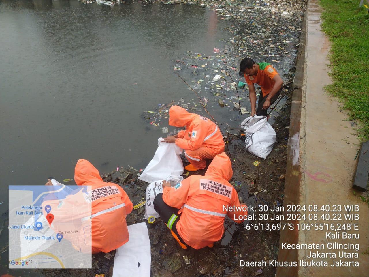Aksi Bersih-Bersih Sampah di Kampung Nelayan Kalibaru
