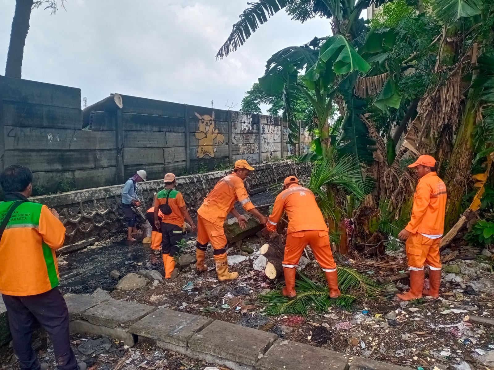 Kerja Bakti Massal Bersihkan Lumpur dan Sampah di Kali Gubuk Genteng
